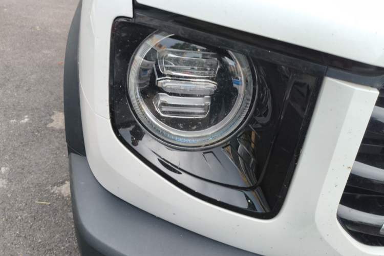 Used Haval DARGO 2021 1.5T DCT Two-Wheel Drive "Mǎquǎn" Edition Right Front Headlight
