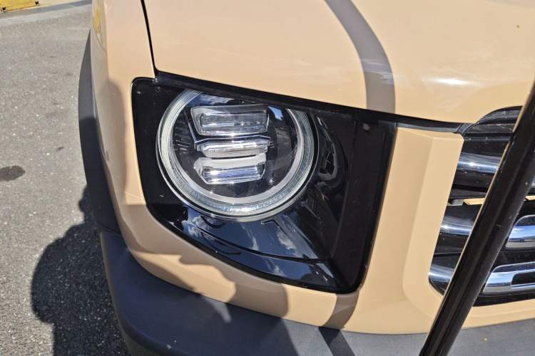 Used Haval DARGO 2021 1.5T DCT Two-Wheel Drive Husky Edition Right Front Headlight