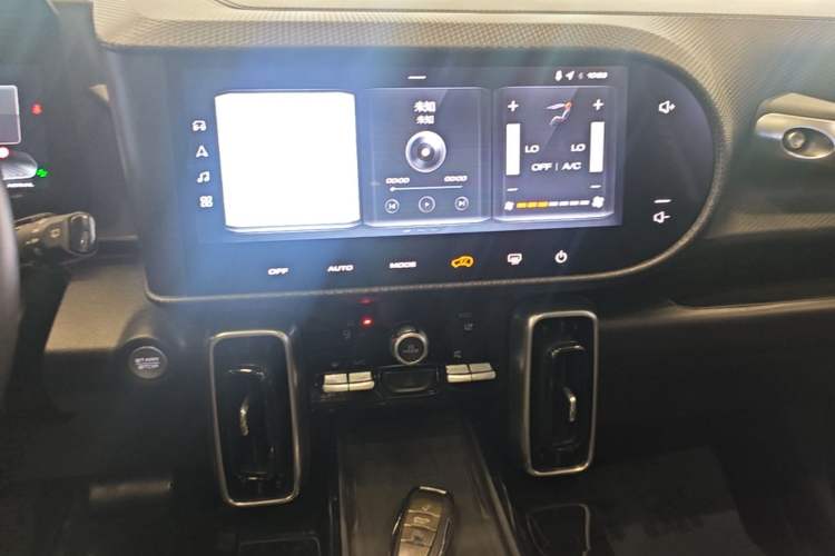 Used Haval DARGO 2022 2.0T DCT Two-Wheel Drive Huazhong Hound Edition Audio And AC Panel
