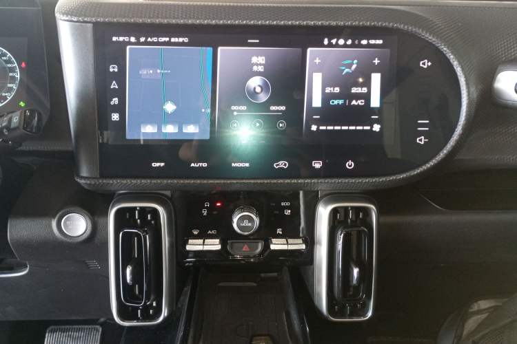 Used Haval DARGO 2022 2.0T DCT Two-Wheel Drive Huazhong Hound Edition Audio And AC Panel