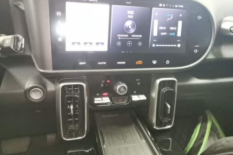 Used Haval DARGO 2022 2.0T DCT Two-Wheel Drive Huazhong Hound Edition Audio And AC Panel