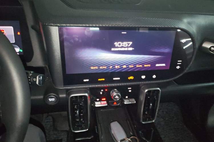 Used Haval DARGO 2022 2.0T DCT Two-Wheel Drive Huazhong Hound Edition Audio And AC Panel