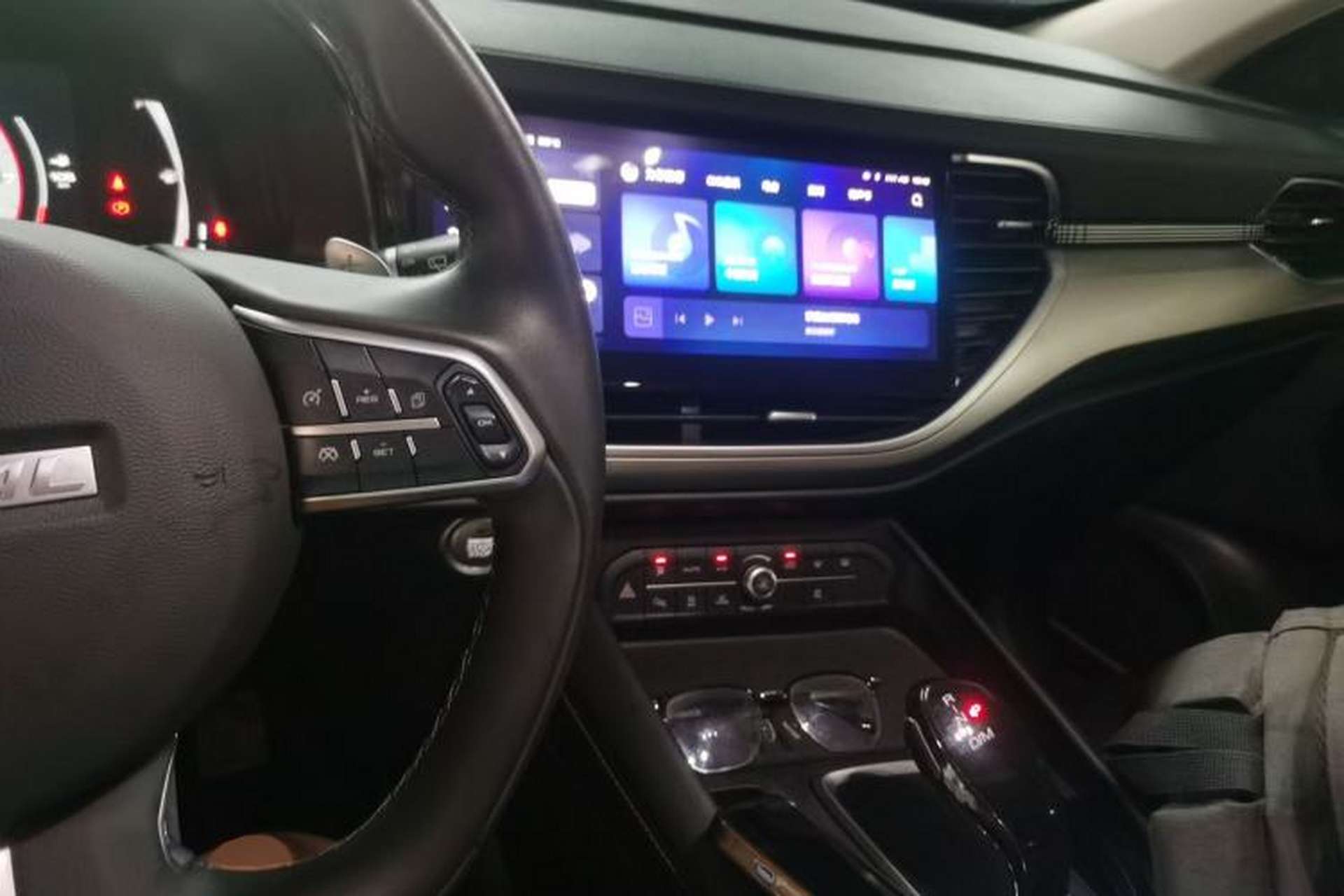 Used Haval F7 2021 1.5T Two-Wheel Drive iXuan Center Console
