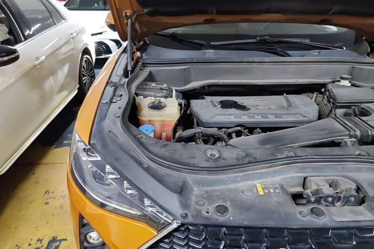 Used Haval F7 2019 2.0T Four-Wheel Drive 70th Anniversary Limited Edition Engine Bay Right