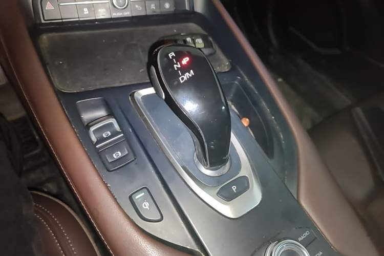 Used Haval F7 2019 2.0T Four-Wheel Drive 70th Anniversary Limited Edition Gear Lever