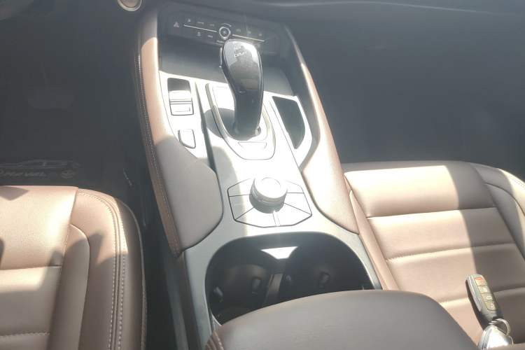 Used Haval F7 2019 2.0T Four-Wheel Drive 70th Anniversary Limited Edition Gear Lever