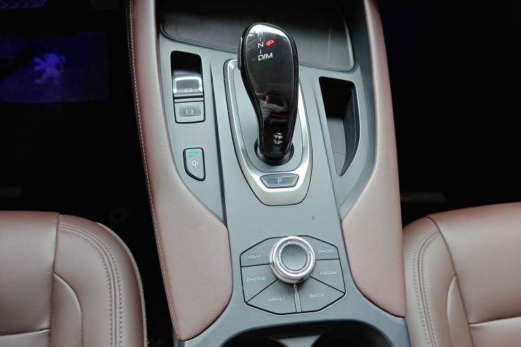 Used Haval F7 2019 2.0T Four-Wheel Drive 70th Anniversary Limited Edition Gear Lever