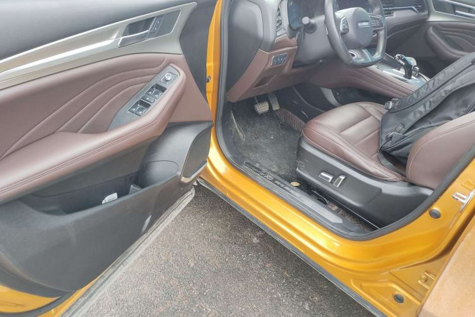 Used Haval F7 2019 2.0T Four-Wheel Drive 70th Anniversary Limited Edition Interior 3