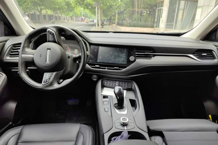 Used Haval F7 2020 2.0T Two-Wheel Drive i-Van Center Console