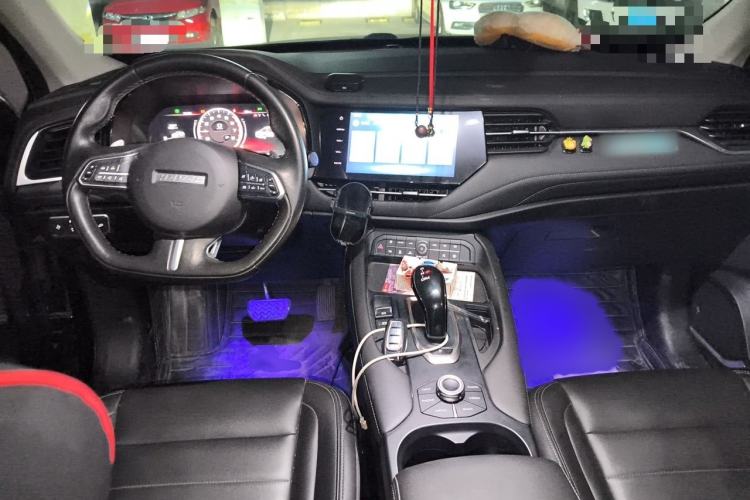 Used Haval F7 2020 1.5T Two-Wheel Drive i-Trend Interior 2