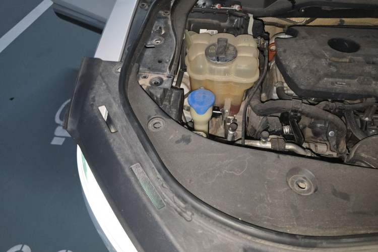Used Haval F7 2020 2.0T Two-Wheel Drive i-Van Engine Bay Right