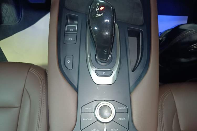 Used Haval F7 2020 2.0T Two-Wheel Drive i-Van Gear Lever