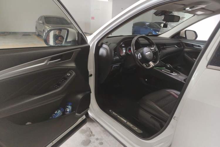 Used Haval F7 2020 1.5T Two-Wheel Drive iShow Interior 3