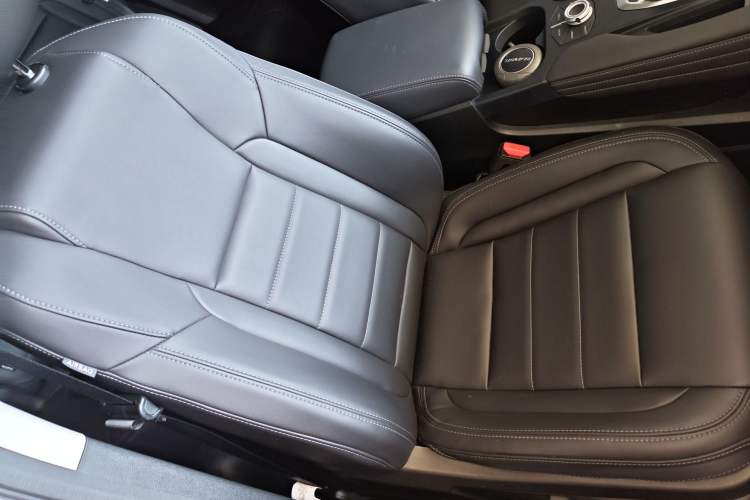 Used Haval F7 2020 2.0T Two-Wheel Drive i-Van Right Front Seat