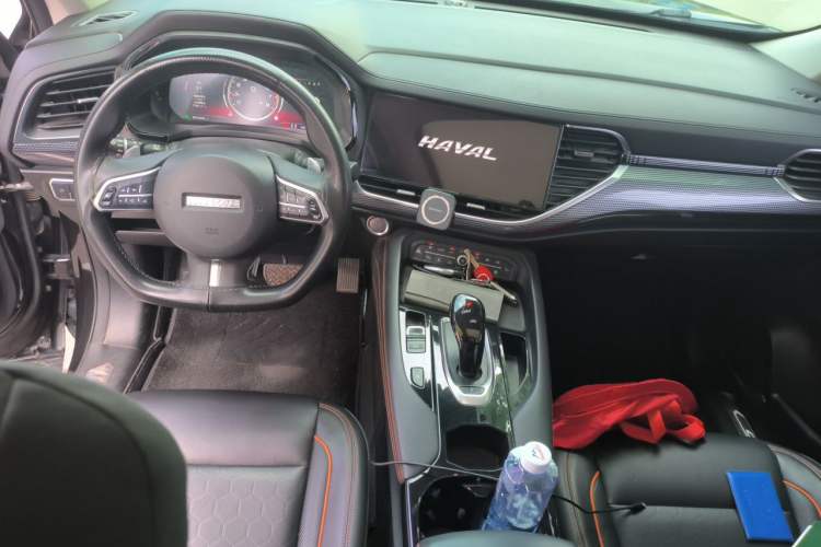 Used Haval F7 2021 2.0T Two-Wheel Drive i-Van Center Console
