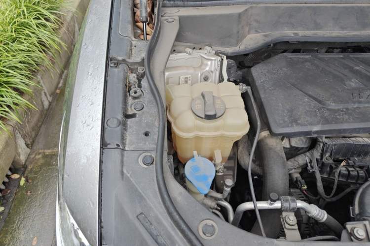 Used Haval F7 2021 1.5T Two-Wheel Drive iXuan Engine Bay Right