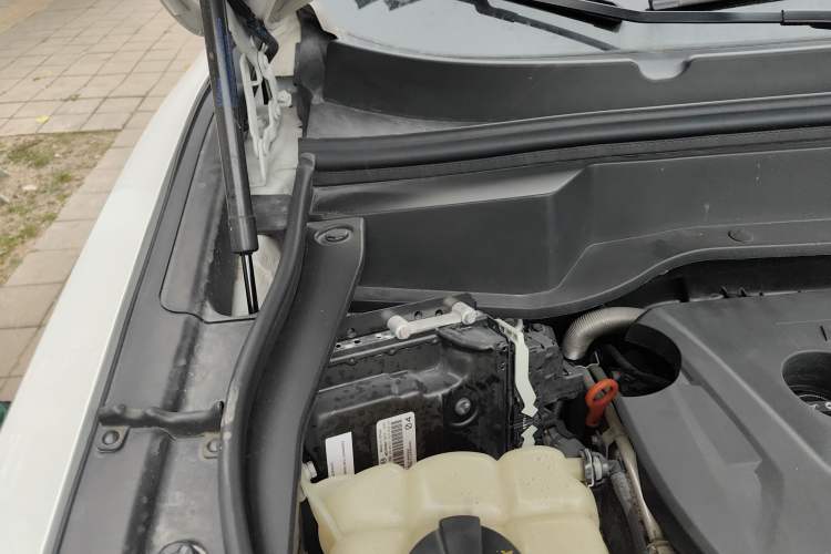 Used Haval F7 2021 2.0T Two-Wheel Drive i-Van Engine Bay Right