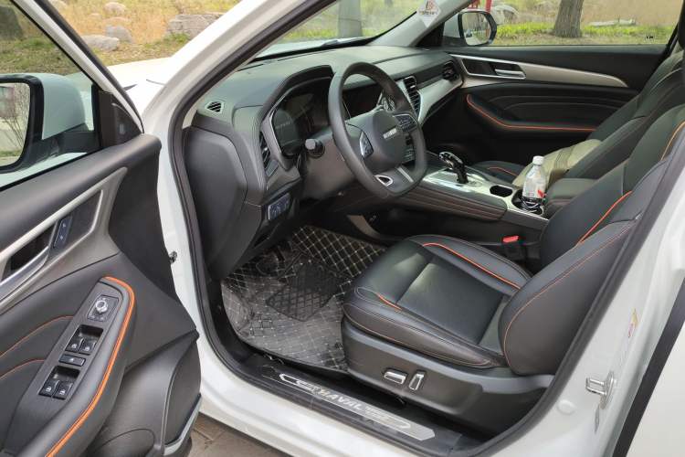 Used Haval F7 2021 2.0T Two-Wheel Drive i-Active Interior 2