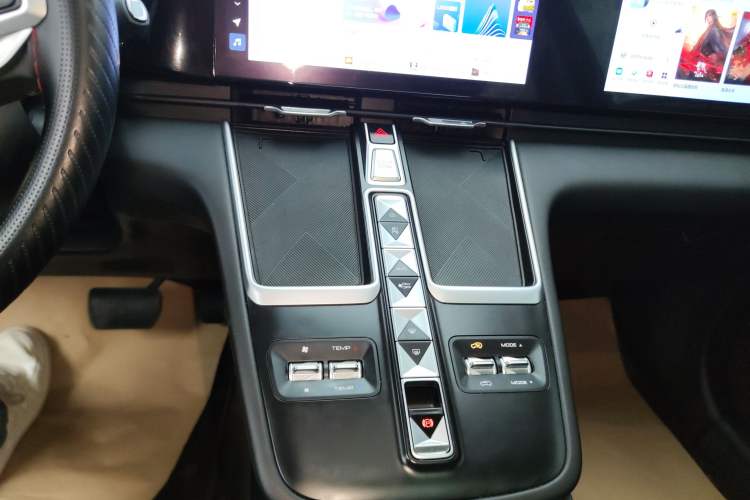 Used Haval Fierce Dragon Max 2023 1.5L Hi4 105 Four-Wheel Drive Navigation Edition Audio And AC Panel