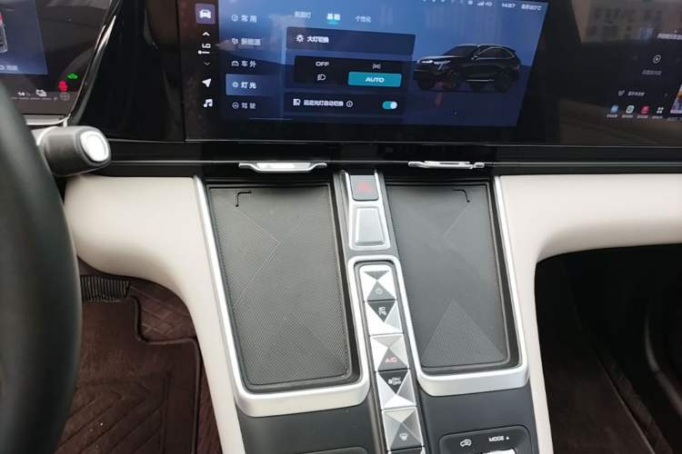 Used Haval Fierce Dragon Max 2023 1.5L Hi4 105 Four-Wheel Drive Navigation Edition Audio And AC Panel