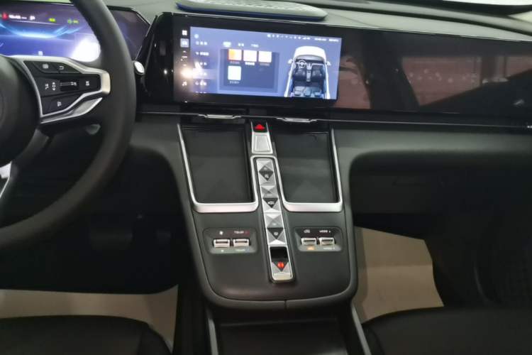 Used Haval Fierce Dragon Max 2023 1.5L Hi4 105 Four-Wheel Drive Navigation Edition Audio And AC Panel