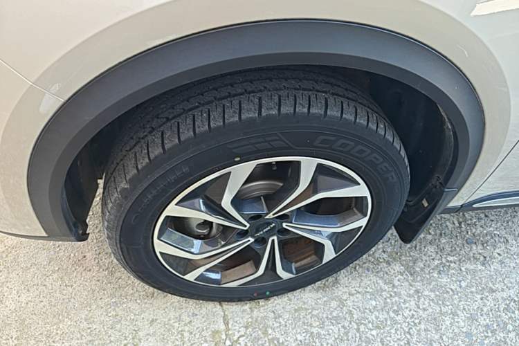 Used Haval Fierce Dragon Max 2023 1.5L Hi4 105 Four-Wheel Drive Smart Flagship Edition Left Front Wheel Hub