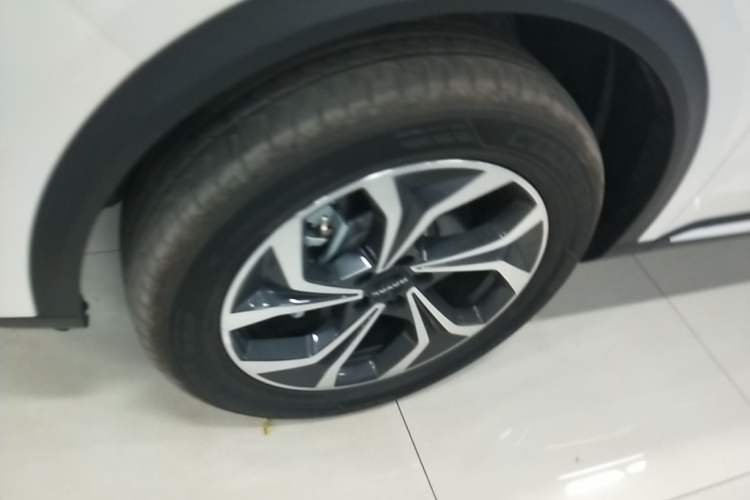 Used Haval Fierce Dragon Max 2023 1.5L Hi4 105 Four-Wheel Drive Navigation Edition Left Front Wheel Hub