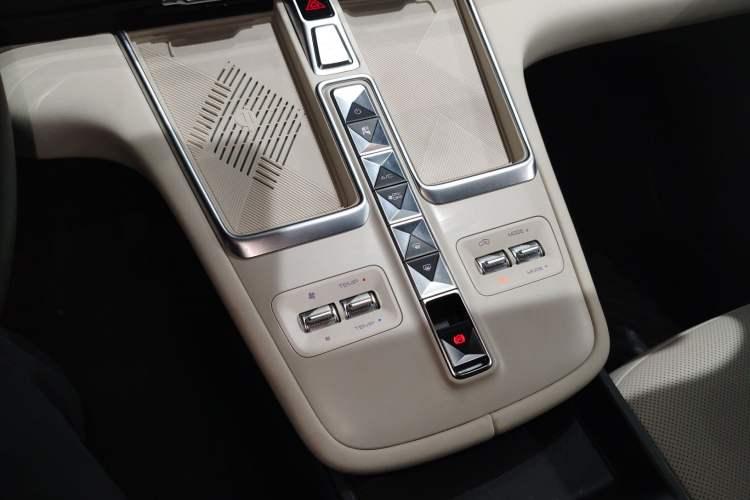 Used Haval Fierce Dragon Max 2023 1.5L Hi4 105 Four-Wheel Drive Smart Flagship Edition Gear Lever