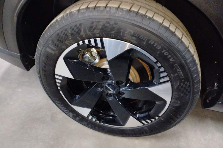Used Haval Fierce Dragon Max 2025 Hi4 165 Ultra Smart Drive Edition Right Rear Wheel Hub