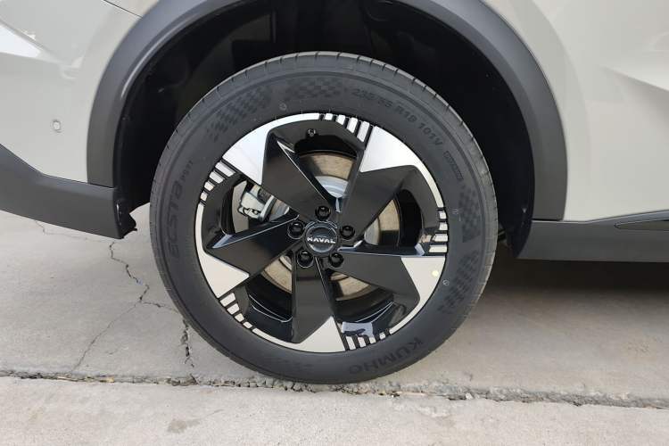 Used Haval Fierce Dragon Max 2025 Hi4 110 Plus Smart Drive Edition Right Rear Wheel Hub