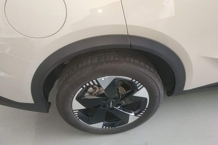 Used Haval Fierce Dragon Max 2025 Hi4 165 Ultra Smart Drive Edition Right Rear Wheel Hub