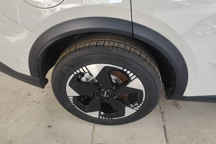 Used Haval Fierce Dragon Max 2025 Hi4 110 Plus Smart Drive Edition Right Rear Wheel Hub