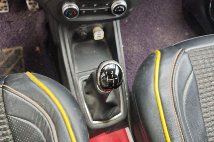 Used Haval H1 2015 1.5L Manual Luxury Model Gear Lever