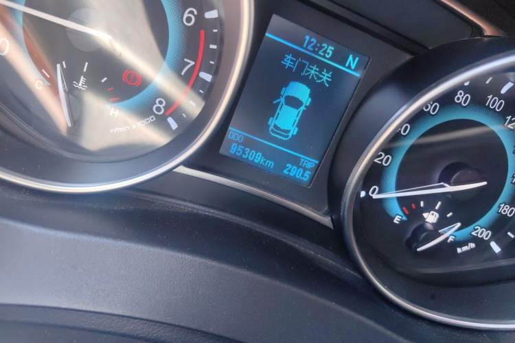 Used Haval H1 2016 Revised Version Blue Badge 1.5L AMT Comfort Edition Odometer Close Up