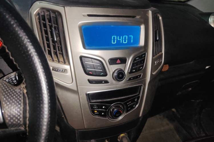 Used Haval H1 2016 Red Label 1.5L Manual Comfort Edition Audio And AC Panel