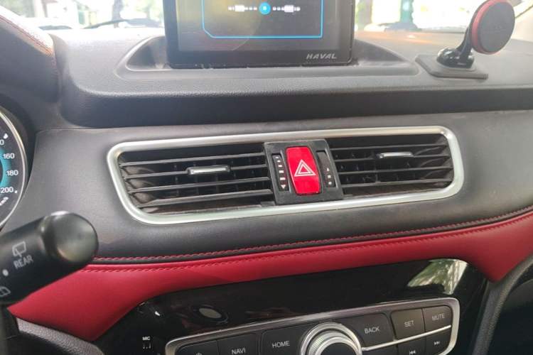Used Haval H1 2016 Revised Version Blue Badge 1.5L AMT Luxury Edition Audio And AC Panel
