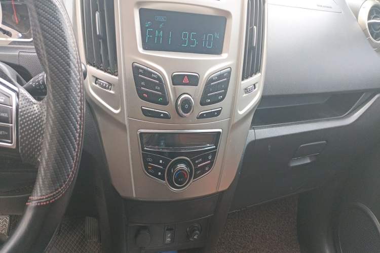 Used Haval H1 2016 Red Label 1.5L Manual Comfort Edition Audio And AC Panel