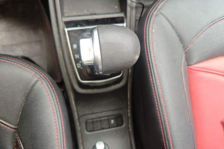 Used Haval H1 2016 Revised Version Blue Badge 1.5L AMT Luxury Edition Gear Lever