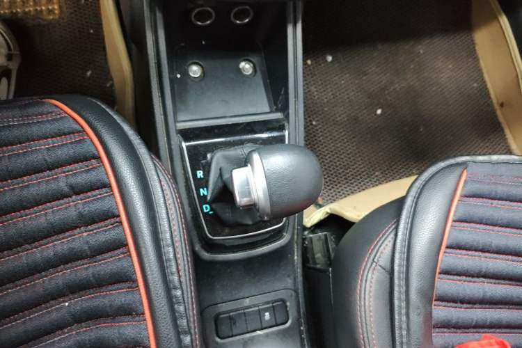 Used Haval H1 2016 Revised Version Blue Badge 1.5L AMT Luxury Edition Gear Lever