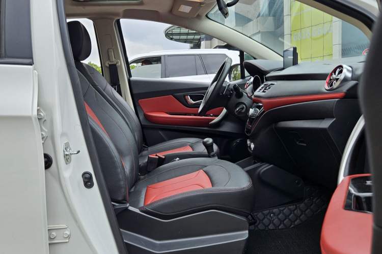 Used Haval H1 2016 Revised Version Blue Badge 1.5L AMT Luxury Edition Interior 3