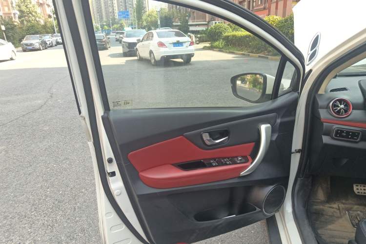 Used Haval H1 2016 Revised Version Blue Badge 1.5L AMT Standard Edition Left Front Door Interior