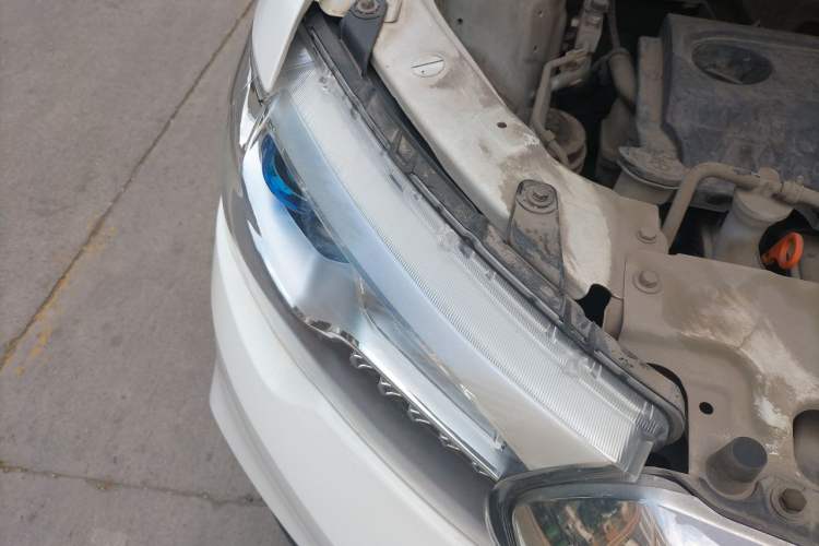 Used Haval H1 2016 Revised Version Blue Badge 1.5L AMT Luxury Edition Right Front Headlight