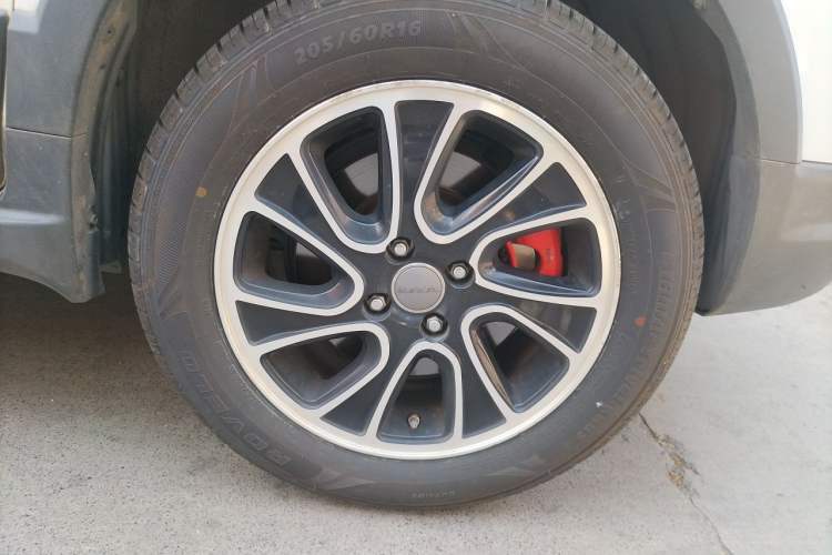 Used Haval H1 2016 Revised Version Blue Badge 1.5L AMT Luxury Edition Right Front Wheel Hub