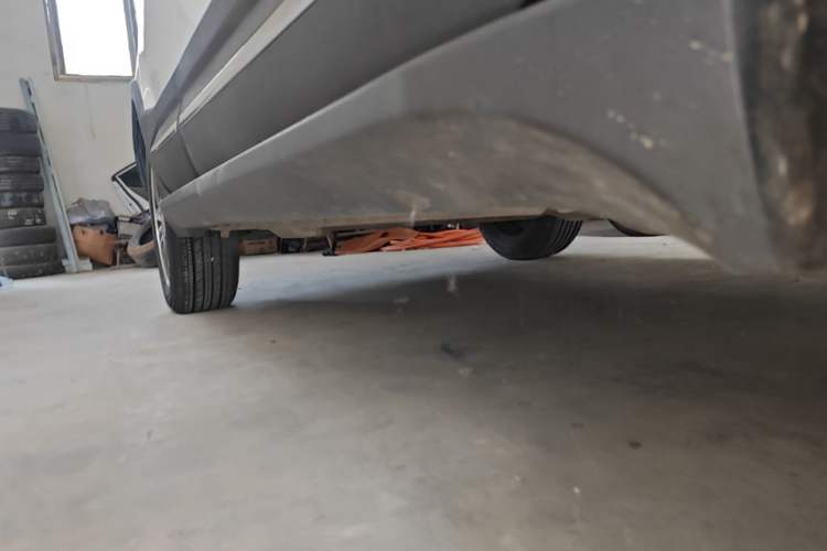 Used Haval H1 2016 Revised Version Blue Badge 1.5L AMT Comfort Edition Right Side Sill