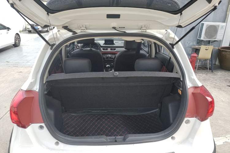 Used Haval H1 2016 Revised Version Blue Badge 1.5L AMT Luxury Edition Trunk