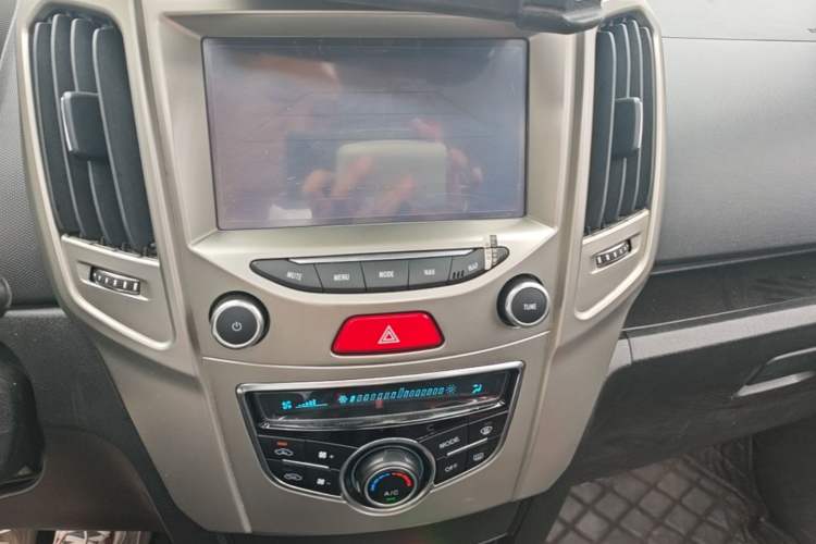 Used Haval H1 2017 Red Label 1.5L Manual Luxury Model Audio And AC Panel