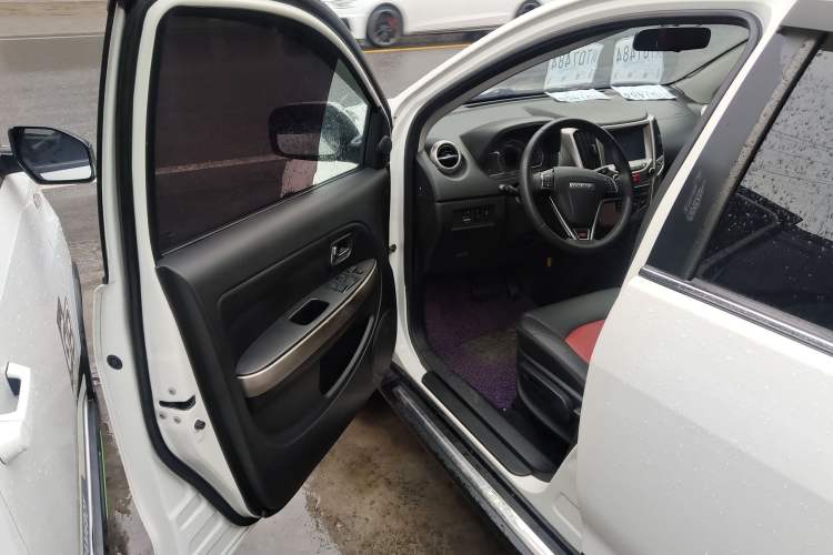Used Haval H1 2017 Red-Label 1.5L AMT Luxury Model Interior 2