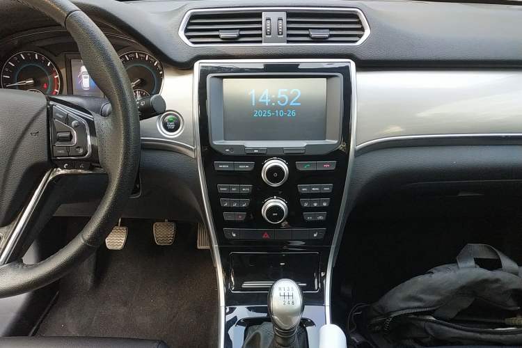 Used Haval H2 2017 Red-Label 1.5T Manual Two-Wheel-Drive Elite Model Audio And AC Panel