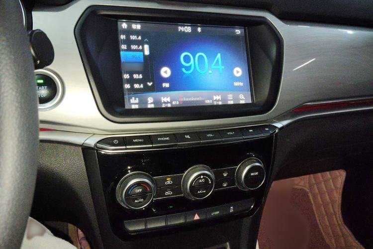Used Haval H2 2018 1.5T Dual-Clutch Two-Wheel Drive Fashion Model China VI Standard Audio And AC Panel