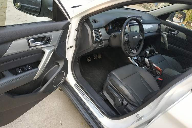 Used Haval H2 2017 Red-Label 1.5T Manual Two-Wheel-Drive Elite Model Driver Seat